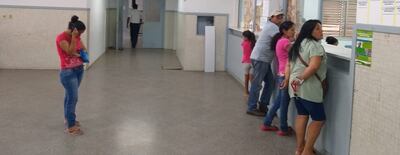 Pacientes esperan ser atendidos en las ventanillas del IPS. Asegurados y no asegurados afirman que el servicio es pésimo desde la “integración”.