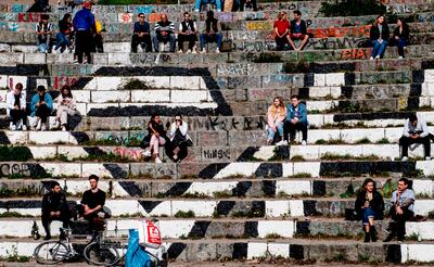 Varias personas disfrutan de un día soleado en el Wall Park (lit.: Mauerpark) de Berlin.