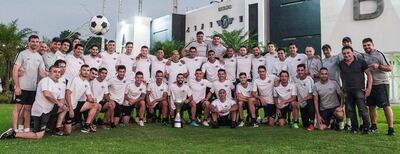 Plantel completo de Libertad junto con auxiliares y cuerpo técnico, exhibiendo la Copa Paraguay en Tuyucuá.