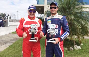 odair-dos-santos-y-thiago-klein-del-equipo-paraguay-racing-posan-con-sus-respectivos-trofeos--233138000000-1442966.jpg