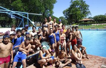 integrantes-de-la-escuela-de-natacion-de-ayolas-que-competiran-este-fin-de-semana-ante-deportistas-que-llegaran-desde-distintos-puntos-del-pais--212302000000-507362.jpg