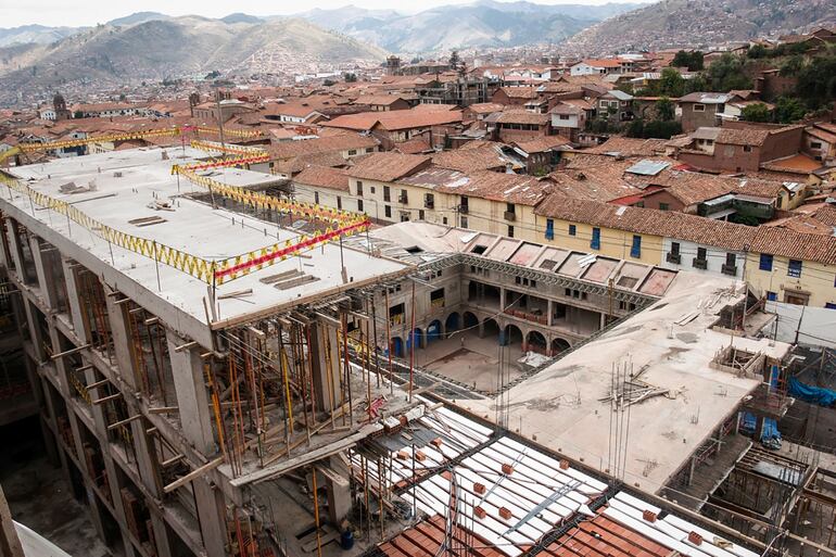 La estructura a ser demolida consta de siete plantas, cuando que solo se permiten edificios de dos plantas en el centro histórico de Cusco, Perú.