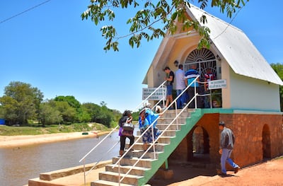 Los peregrinos comienzan a llegar junto a la Virgen del Paso.
