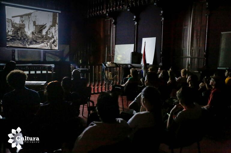 Mucha gente asistió a las proyecciones anteriores.