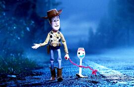 woody-y-forky-que-no-sabe-que-hacer-al-convertirse-en-un-juguete--200713000000-1844496.jpg