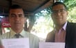 La víctima, Néstor Echeverría (i) y su colega abogado Ricardo Villalba, tras la presentación de una de las últimas denuncias contra el intendente José Carlos Acevedo.