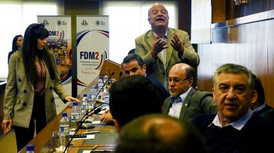 Gustavo Volpe, titular de la UIP, gesticula durante la caldeada conferencia de prensa brindada ayer. Sentado a su lado, el vicepresidente del gremio, Jorge Pappalardo, quien fustigó las publicaciones.