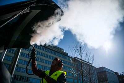 Un hombre desinfecta un taxi en Estocolmo, Suecia.