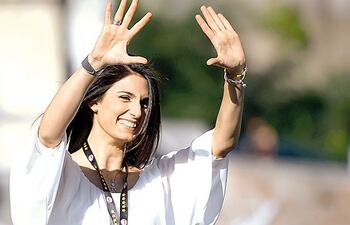 virginia-raggi-se-convierte-en-la-primera-alcaldesa-de-roma-184713000000-1471141.jpg