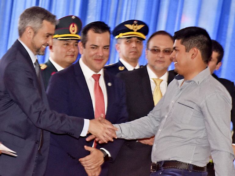 El presidente Mario Abdo Benítez saluda al joven Juan Pablo Alonso Ayala, quien recibió un reconocimiento del Gobierno.