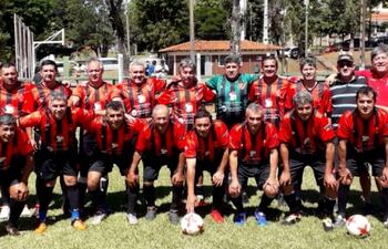 plantel-de-minga-guazu-que-el-domingo-ultimo-se-proclamo-campeon-del-torneo-de-exfutbolistas--200352000000-1785117.jpg