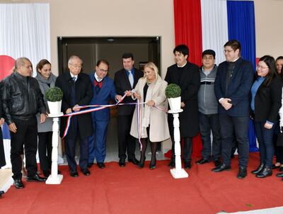 El simbólico desate de la cinta para dejar inauguradas las mejoras realizadas en el centro de salud de Isla Pucú.