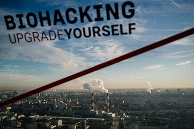 Vista aérea de Moscú desde el interior de un gimnasio llamado "Laboratorio de biohacking" en el piso 58 de un edificio.