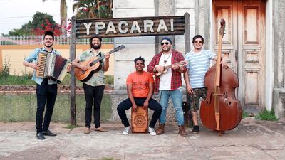 Axel Carrillo, Andrés Salvioni, Malule Medina, Jaime Zacher y Starky Villagra, integrantes de Bohemia Urbana, durante la filmación del videoclip de “Un buen día”.