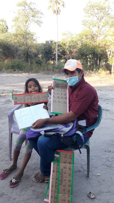 Los maestros indígenas recorren las casas de sus alumnos y se ingenian para desarrollar las clases.