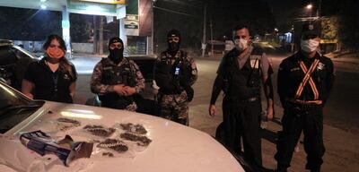 Los paquetes de droga que cayeron de un hombre cuando huía de la policía.