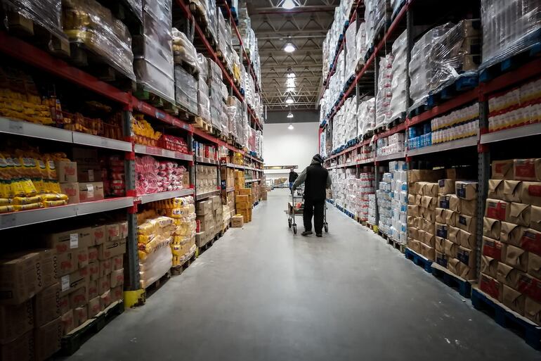 Una persona compra en un supermercado, en Buenos Aires (Argentina).
