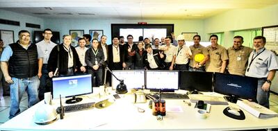 Equipo de técnicos compatriotas de Yacyretá que efectuó con éxito las maniobras el jueves pasado.