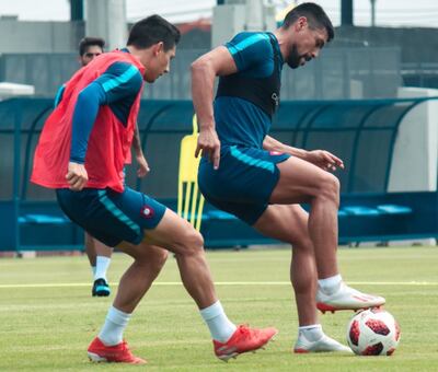 Juan Patiño y Óscar Ruiz, en  la práctica cumplida en la cancha que se ubica en el predio de la Conmebol. Ambos están para jugar el sábado.