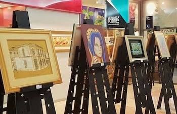 algunas-de-las-pinturas-que-se-exhiben-en-el-paseo-de-las-artes-del-shopping-mariscal-y-que-forman-parte-de-la-muestra-colectiva-de-artistas-mujeres--192857000000-1560594.jpg