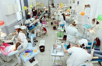 alumnos-de-odontologia-durante-una-jornada-similar-a-la-que-se-realizara-el-sabado--122521000000-1610797.jpg