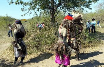 miembros-de-la-comunidad-nativa-yshir-asentada-en-alto-paraguay-hacen-una-demostracion-de-las-danzas-ancestrales-reclaman-la-devolucion-de-sus-tier-193737000000-1363144.jpg