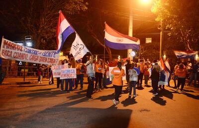 Los integrantes de la Comisión Escrache del colectivo “Indignados” marcharon anoche por el barrio Los Laureles y trataron de llegar sin éxito hasta la residencia del vicepresidente Hugo Velázquez.
