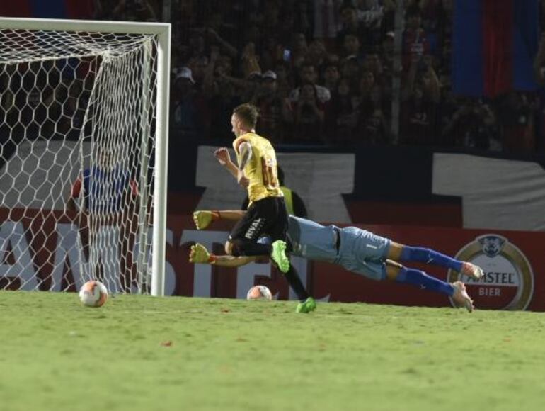 Díaz supera a Rodrigo Muñoz y marca el tercero.