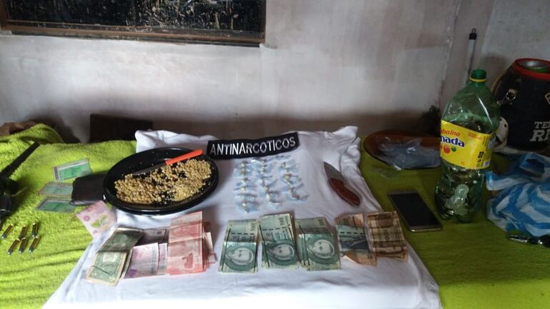 Varias dosis de crack fueron incautadas en el procedimiento.