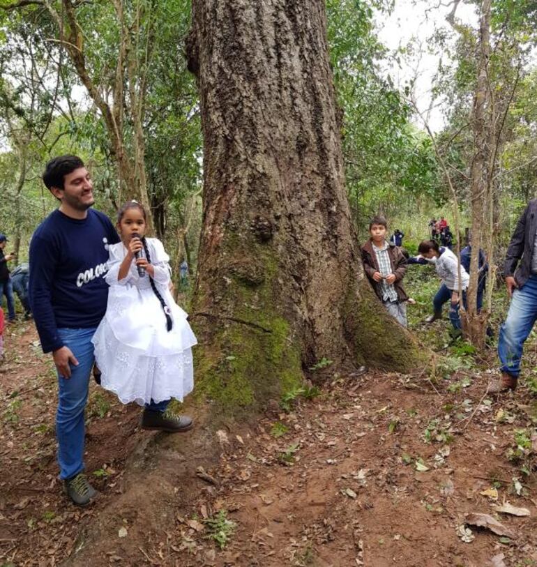 La peque&ntilde;a Jazm&iacute;n, da voz a este majestuoso coloso. Foto: Marta Escurra, ABC Color.