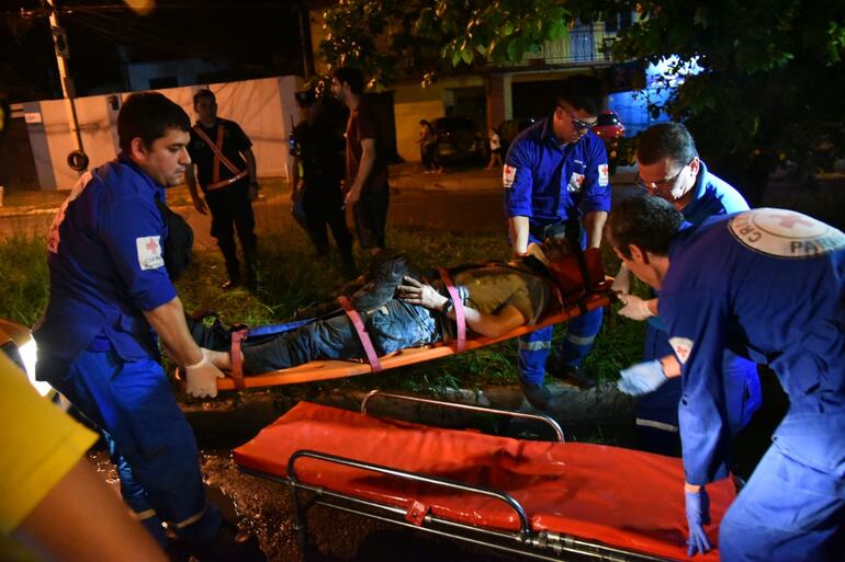 Tras desviar bache, motociclistas se accidentan en Lambaré