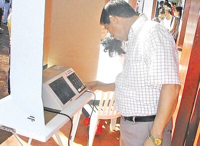 El voto electrónico, que ya se utilizó hasta las internas coloradas de 2006 (foto), vuelve ahora y da mayor protagonismo al elector, al facilitar el desbloqueo de las listas sábana.