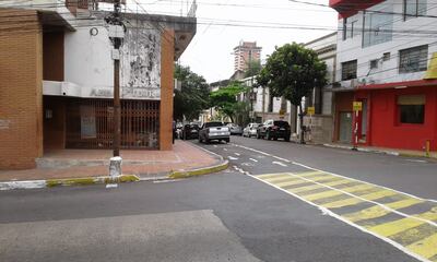 La bicisenda volvió a ser un estacionamiento para automóviles.