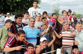 teto-morel-y-familiares-aparecen-celebrando-el-triunfo-de-millonaria-que-se-impuso-en-la-porfia-desarrollada-en-el-hipodromo-santo-tomas-de-paraguari-220420000000-1317921.jpg