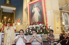 procesion-de-jesus-misericordioso-en-la-encarnacion--215507000000-1698116.jpg