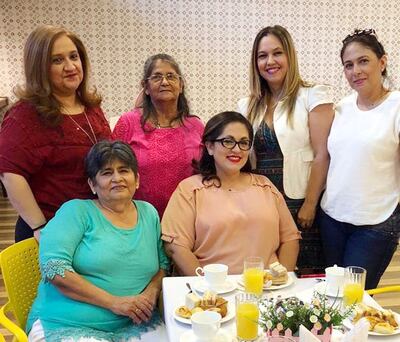Noelia Rodríguez fue agasajada con un té baby shower, en God’s Pan, por sus amigas  Marisol Vázquez, Ramona Aguilera, Ana Ledesma, Soledad Lugo y Genara Aguilera.