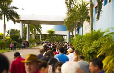 Compradores hacen fila en las inmediaciones de un centro comercial en Pedro Juan Caballero, este domingo.