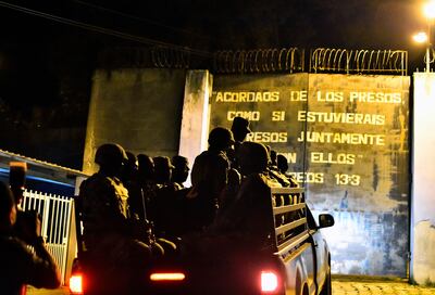 Soldados del ejército hondureño llegan al centro penitenciario de Tela este sábado en el municipio de Atlantida (Honduras).