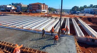Obreros trabajan en la construcción del multiviaducto en Ciudad del Este. La obra debe ser entregada el próximo año, según el plan.