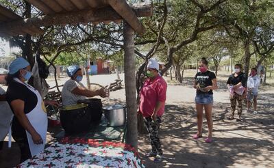 Ollas populares son realizadas en  muchos barrios populosos de Asunción, donde acuden especialmente niños.