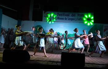 Un elenco de danza se presenta durante el Festival del País.