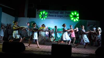 Un elenco de danza se presenta durante el Festival del País.