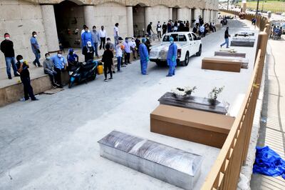 Ataúdes se amontonan ante un cementerio en la ciudad ecuatoriana de Guayaquil, donde el covid-19 está causando estragos en una comunidad que no tomó las medidas preventivas a tiempo, pagando las graves consecuencias.