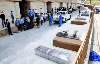 Ataúdes se amontonan ante un cementerio en la ciudad ecuatoriana de Guayaquil, donde el covid-19 está causando estragos en una comunidad que no tomó las medidas preventivas a tiempo, pagando las graves consecuencias.