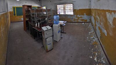 Las aulas de la escuela Elisa Alicia Lynch, del barrio Ricardo Brugada, en deplorable estado. Las paredes tienen humedad. Los pupitres y sillas están astillados.