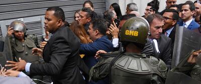 La policía chavista impide el ingreso de Juan Guaidó (d) y de diputados opositores a la Asamblea Nacional, donde la minoría chavista impuso un nuevo presidente, funcional al régimen.