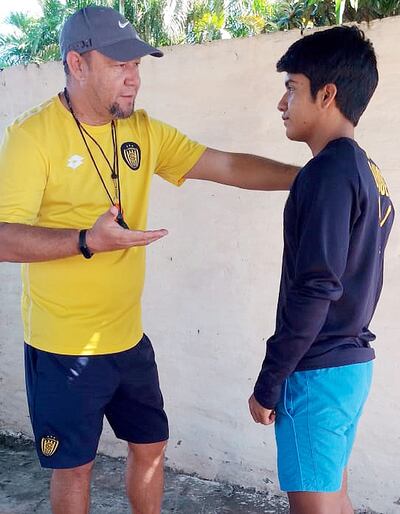 Diego Ramón Cabrera Alarcón, el diálogo con Ernesto Iván Colina, jugador de la Sub 16 del Sportivo Luqueño.