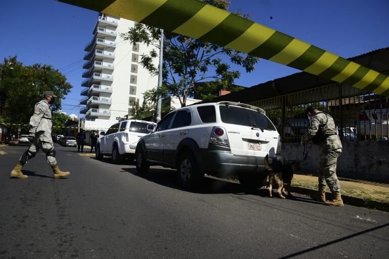 Camioneta con la que se intentó asaltar la joyería Aquario, abandonada sobre Ayolas y Manduvirá.
