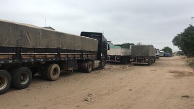 Al menos 50 camioneros están varados en Bolivia.
