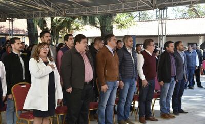 Acto entrega de becas y mobiliarios pedagógicos en San Ignacio Guazú, Misiones.
